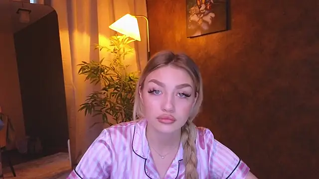 Snapshot of Ella_Milla chatting on January 7, 2025, 11:26 am Ella Milla online show from January 7, 2025, 11:26 am