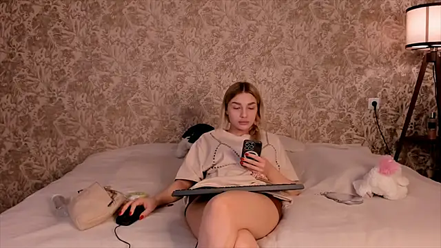 Snapshot of Ella_Milla chatting on March 6, 2025, 10:09 am Ella Milla online show from March 6, 2025, 10:09 am