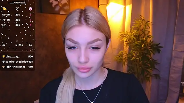 Snapshot of Ella_Milla chatting on January 20, 2025, 5:37 am Ella Milla online show from January 20, 2025, 5:37 am