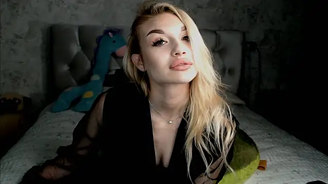 Ella Milla online show from April 19, 2026, 5:25 pm