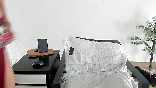 MendiPetite online show from March 26, 2026, 8:51 pm