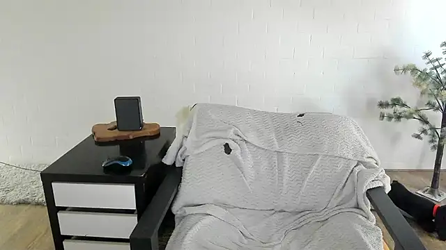 MendiPetite online show from March 24, 2026, 10:04 am