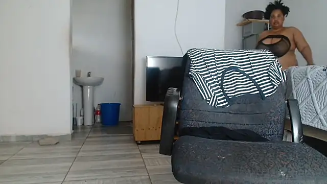 Snapshot of Hugetittiesxx2 chatting on December 22, 2025, 3:39 am Hugetittiesxx2 online show from December 22, 2025, 3:39 am