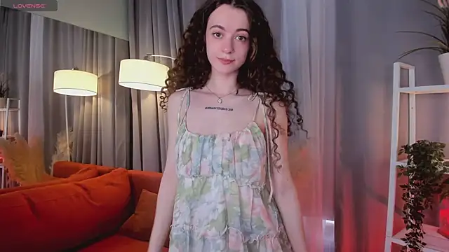 Snapshot of Curly_Moon chatting on July 18, 2026, 9:40 am Curly Moon online show from July 18, 2026, 9:40 am