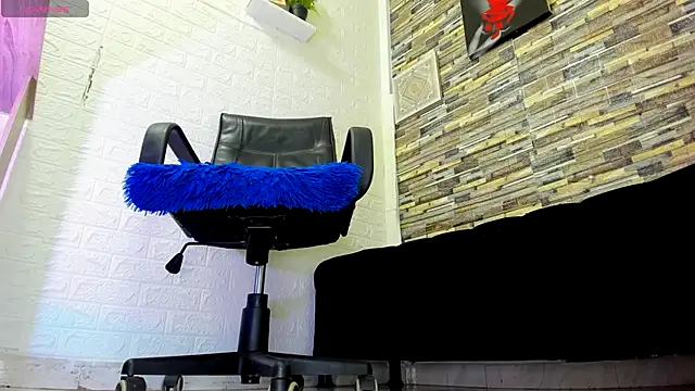 aprhillove online show from November 14, 2025, 7:06 pm