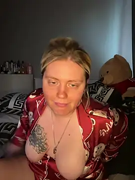 Snapshot of Blondiee3088 chatting on February 4, 2026, 9:37 am Blondiee3088 online show from February 4, 2026, 9:37 am