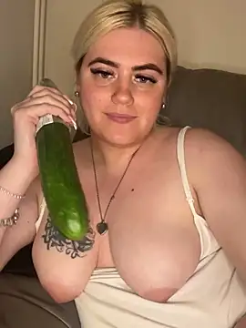 Snapshot of Blondiee3088 chatting on December 12, 2024, 12:59 am Blondiee3088 online show from December 12, 2024, 12:59 am