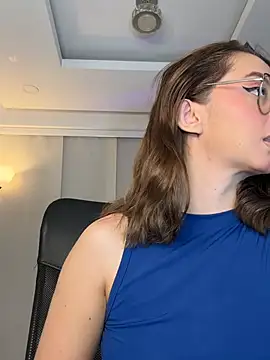 nicollefiorett online show from April 21, 2026, 11:44 pm