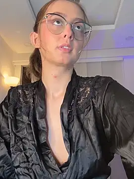 nicollefiorett online show from March 16, 2026, 12:18 am