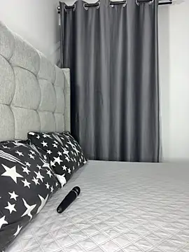 prettiepearl online show from November 24, 2025, 8:20 pm