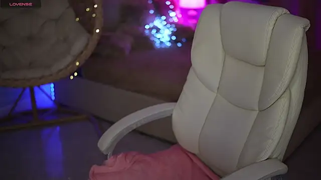 DonnaLustt online show from April 16, 2026, 6:14 am