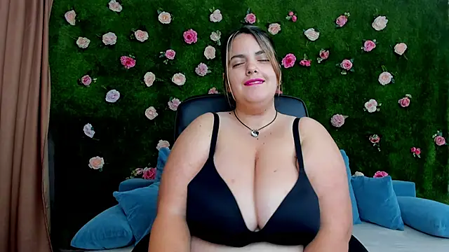 Snapshot of Huge_Titties_ chatting on October 3, 2025, 7:15 pm Huge Titties online show from October 3, 2025, 7:15 pm