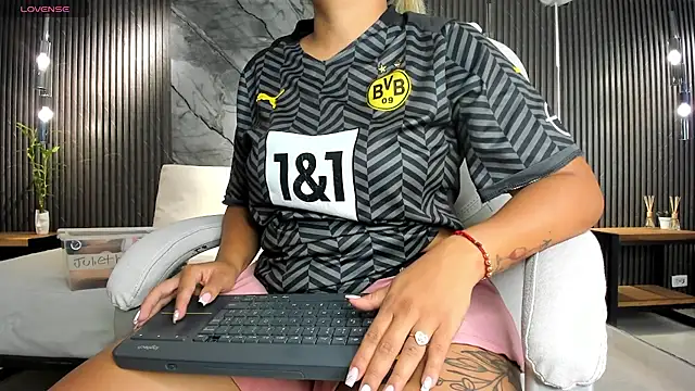 julietha taylor online show from November 8, 2025, 3:21 am