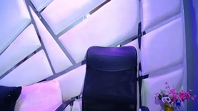 nathalia pink online show from December 20, 2025, 2:42 pm