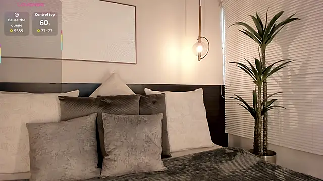 SophieBlake online show from November 14, 2025, 5:05 pm