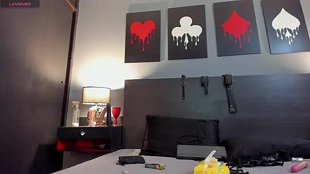 Samantha Mouret online show from December 18, 2025, 5:17 pm