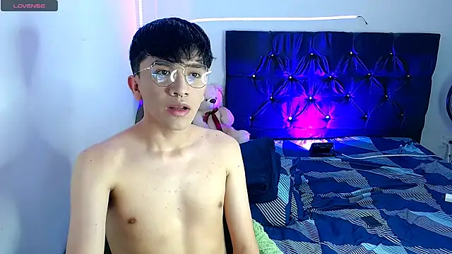 Snapshot of benji_hoter chatting on November 23, 2025, 1:21 pm benji hoter online show from November 23, 2025, 1:21 pm