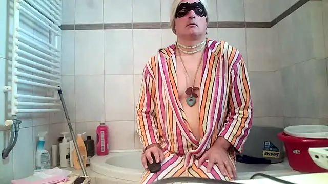 Kalia Cross online show from October 16, 2025, 6:10 am