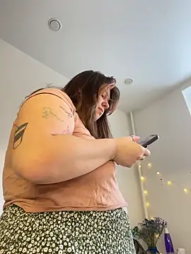 Snapshot of SuzieMurray chatting on February 1, 2026, 8:12 am SuzieMurray online show from February 1, 2026, 8:12 am