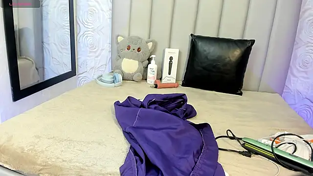 AlexaFoxy18 online show from April 18, 2026, 6:05 am