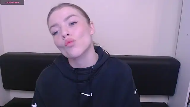 Snapshot of MissOliviaa_ chatting on March 7, 2025, 1:40 pm MissOliviaa  online show from March 7, 2025, 1:40 pm