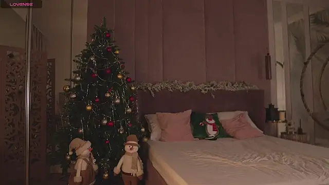 Smiley Mia online show from December 14, 2025, 5:02 am