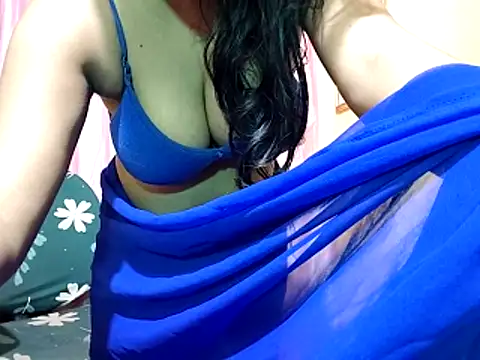 poojaxxx65 online show from December 15, 2025, 11:31 pm