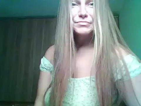Snapshot of Evasapples chatting on September 15, 2025, 3:23 pm Evasapples online show from September 15, 2025, 3:23 pm