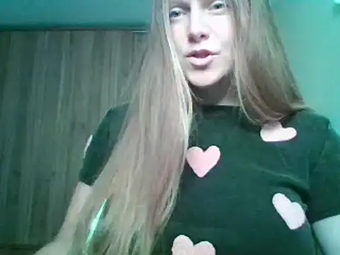 Snapshot of Evasapples chatting on October 5, 2025, 7:04 pm Evasapples online show from October 5, 2025, 7:04 pm
