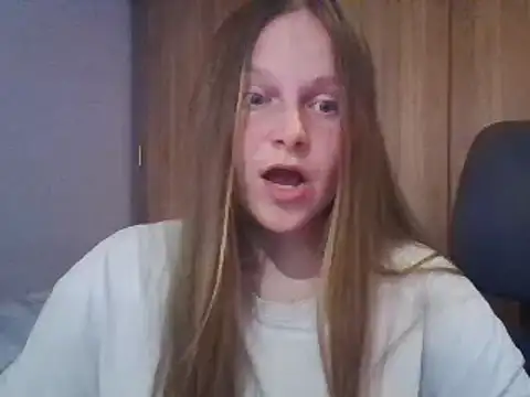 Snapshot of Evasapples chatting on March 5, 2025, 10:32 pm Evasapples online show from March 5, 2025, 10:32 pm