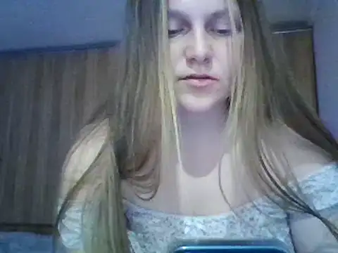 Snapshot of Evasapples chatting on March 4, 2025, 3:59 pm Evasapples online show from March 4, 2025, 3:59 pm