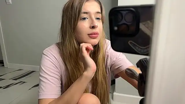 elisa moon online show from February 6, 2025, 11:58 pm