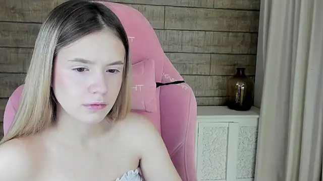 MilanaBalmain online show from November 22, 2025, 4:22 am