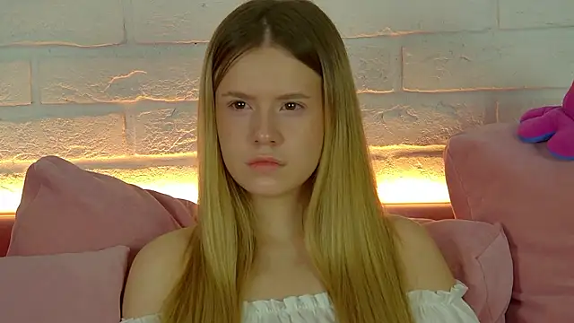 MilanaBalmain online show from December 2, 2025, 4:58 am