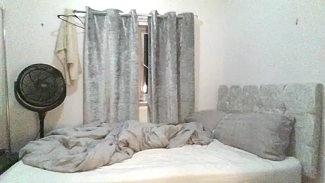 Snapshot of Dolly19x chatting on December 4, 2025, 10:53 pm Dolly19x online show from December 4, 2025, 10:53 pm