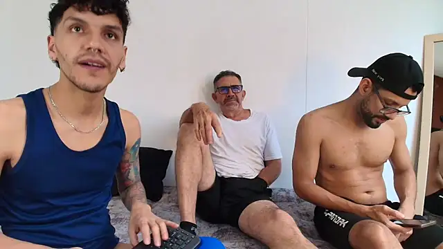 Snapshot of Benjamin_show chatting on December 19, 2025, 4:31 pm Benjamin show online show from December 19, 2025, 4:31 pm