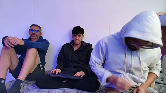 Snapshot of Benjamin_show chatting on December 16, 2025, 2:21 pm Benjamin show online show from December 16, 2025, 2:21 pm