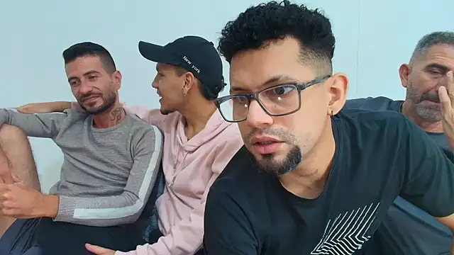 Snapshot of Benjamin_show chatting on November 11, 2025, 4:02 pm Benjamin show online show from November 11, 2025, 4:02 pm