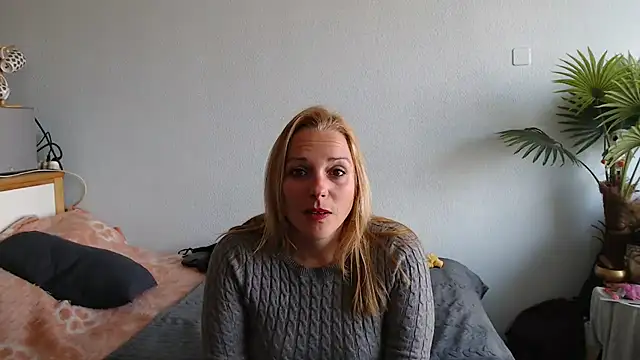 Doucelouve9 online show from March 12, 2025, 9:12 am