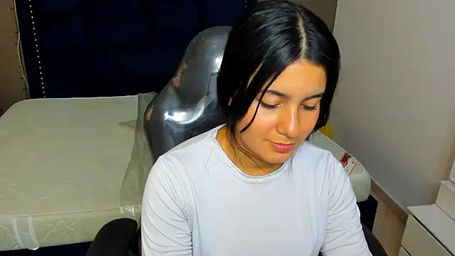 MaiteFlores online show from April 15, 2026, 3:27 pm