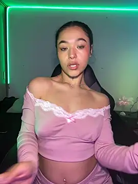 Crystal Dluna online show from December 5, 2025, 4:05 pm