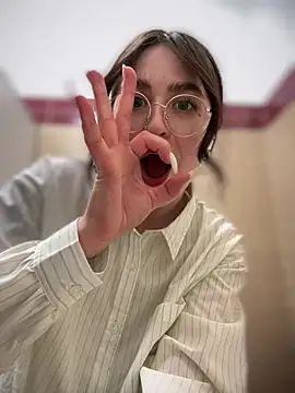 meow girl online show from March 8, 2025, 10:11 am