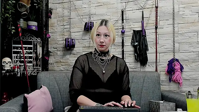 Snapshot of CruelMistress chatting on October 28, 2025, 11:25 pm CruelMistress online show from October 28, 2025, 11:25 pm