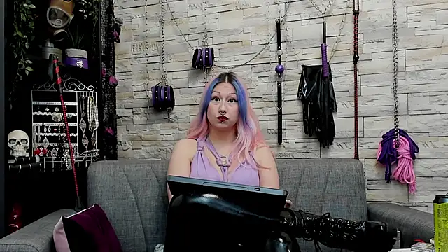 Snapshot of CruelMistress chatting on November 13, 2025, 3:49 pm CruelMistress online show from November 13, 2025, 3:49 pm