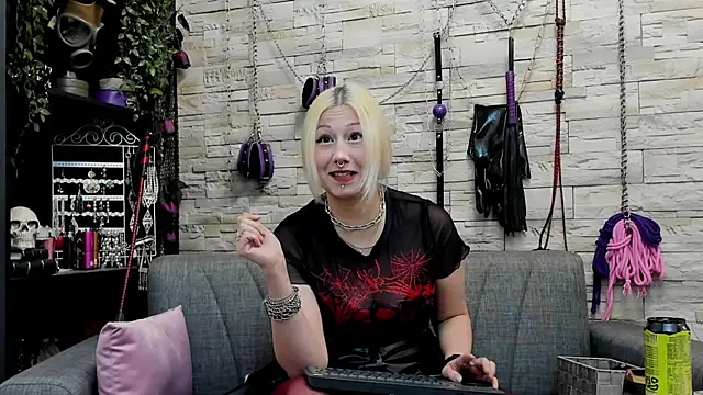 Snapshot of CruelMistress chatting on October 2, 2025, 4:10 pm CruelMistress online show from October 2, 2025, 4:10 pm