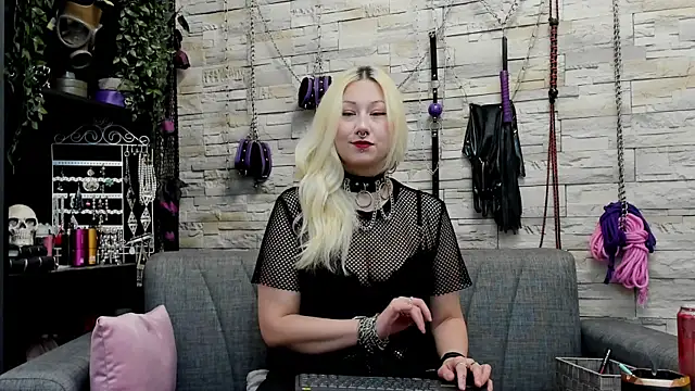 Snapshot of CruelMistress chatting on October 9, 2025, 11:16 pm CruelMistress online show from October 9, 2025, 11:16 pm