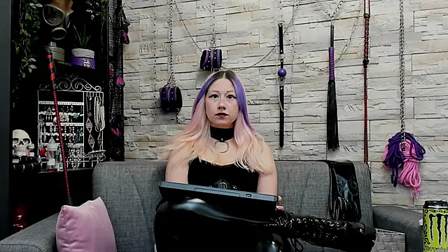 Snapshot of CruelMistress chatting on December 3, 2025, 12:33 am CruelMistress online show from December 3, 2025, 12:33 am