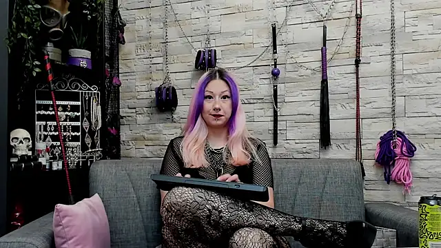 Snapshot of CruelMistress chatting on November 22, 2025, 10:52 pm CruelMistress online show from November 22, 2025, 10:52 pm