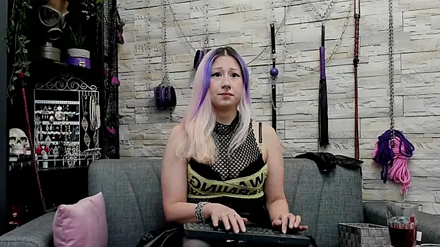 Snapshot of CruelMistress chatting on December 1, 2025, 12:00 am CruelMistress online show from December 1, 2025, 12:00 am