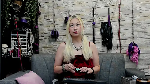 Snapshot of CruelMistress chatting on October 7, 2025, 11:28 pm CruelMistress online show from October 7, 2025, 11:28 pm